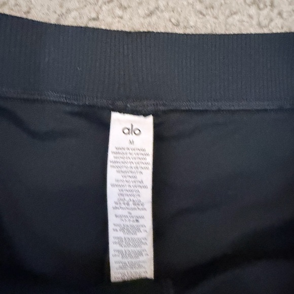 ALO Yoga Black Leggings - Picture 2 of 3